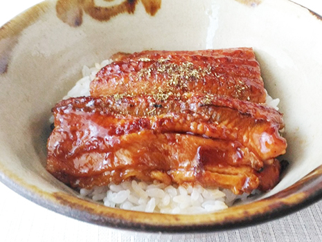 行列のできる「回し寿司　活」で大人気。特製うなぎの蒲焼きを家庭でも