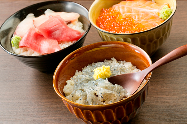 お魚のおいしさそのまま！　の海鮮丼！