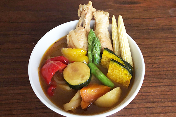 北海道「北海道どさんこプラザ有楽町店」で見つけた「うちのスープカレー」「じゃが豚」「北のちいさなケーキ　ハスカップジュエリー」「鮭荒ほぐし」