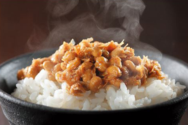 鮭節でつくった甘めの「おかか」を 混ぜていただく新しい味。 納豆が苦手な人も絶賛する 「北海道の鮭節納豆」