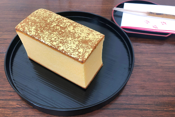 希少な卵をたっぷり使った金沢生まれの逸品。金箔の輝きが華を添える「烏骨鶏かすていら【金箔】」