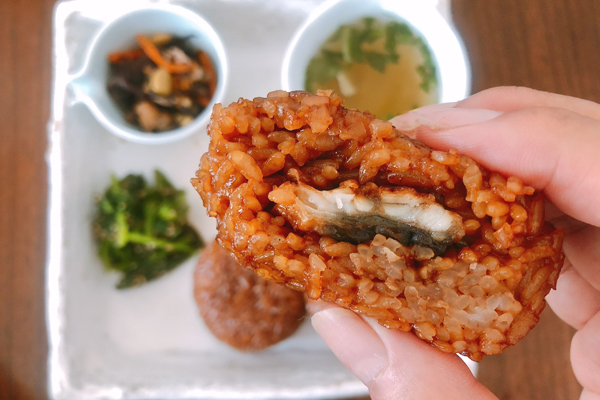 国産うなぎのかば焼きが タレの効いたおにぎりに! 福岡発「焼セイロ(うなぎの焼おにぎり)」