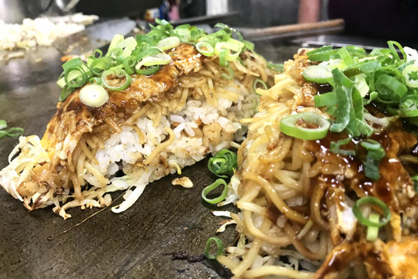 全国にリピーター拡大中！広島の人気お好み焼き店・ひらのの名物メニュー「そばライス」