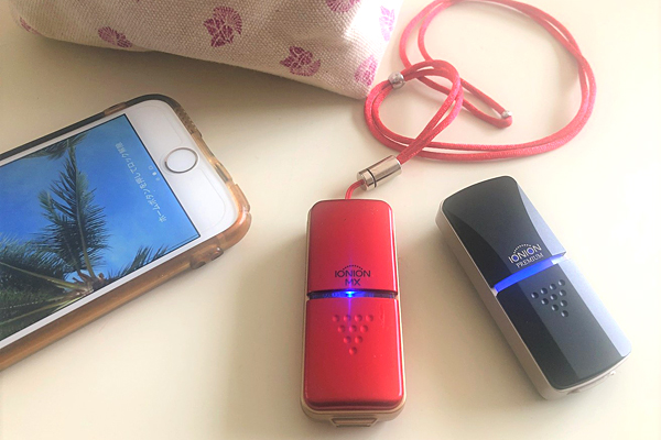 PM2.5の除去率は99.9%。 リラクゼーション作用も期待。 超小型マイナスイオン発生器 「イオニオンMX」 「イオニオンPREMIUM」