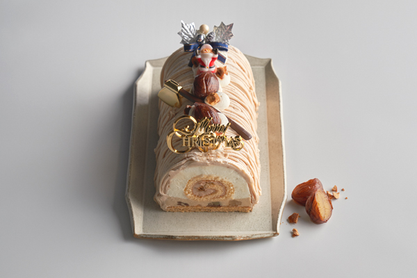ヘーゼルナッツが香ばしい 小さなロールケーキが中央に! 自由が丘ロール屋 「クリスマスモンブランロール」