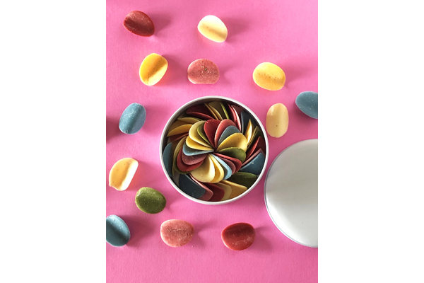 贈られた人が思わず笑顔になる 花びらみたいなオーガニックチョコレート