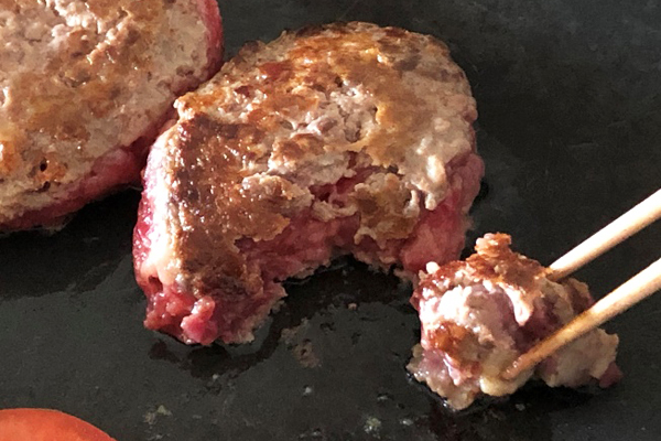 ひと口ずつ焼きながら食べる、あの大人気店のハンバーグが家庭でも味わえる！