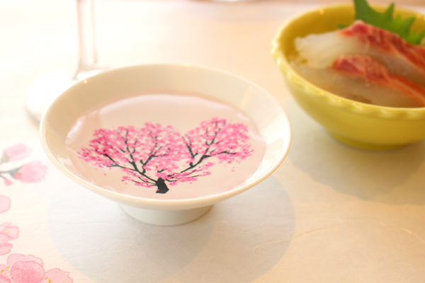 SNS映え抜群! 飲み物を注ぐと桜が満開に!? お花見気分も盛り上がる酒器「冷感桜シリーズ」