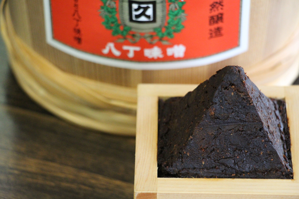 木桶に仕込み2年以上熟成させた、濃厚なコクと独特の風味。八丁村の人と風土に育まれた「八丁味噌」。