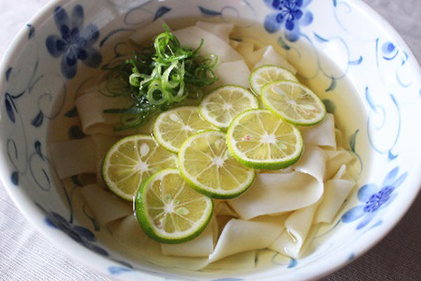 きしめんブーム到来間近!? 冷凍麺にこだわる本格きしめん「きしめんと白つゆ」