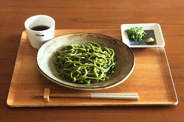 鳴門海峡で揉まれた生わかめの、つるつるの食感。 井上商店が60年かけて開発に成功した「わかめ麺」