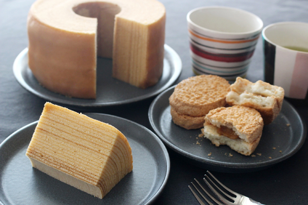 和三盆の繊細な香りを生かした徳島産本格フランス菓子「阿波和三盆糖バウムクーヘン」「阿波和三盆糖ダックワーズ」