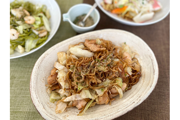 「叶屋の富士宮焼きそば3種盛り 12食セット(化粧箱入り)」「叶屋特製 めん屋のうまい餃子 45個入り」