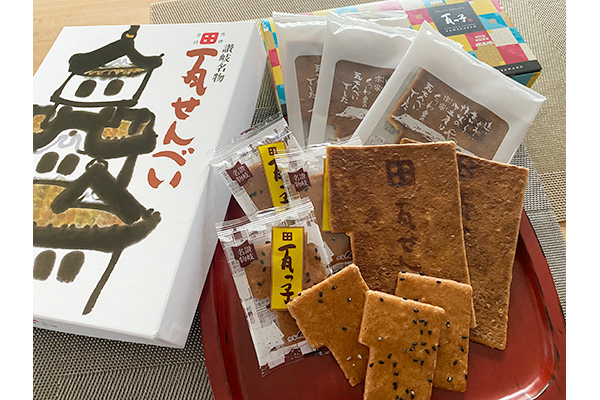 四国・高松のせんべいといえばコレ! バリッ、ボリッとした堅さがクセになる 宗家くつわ堂の「瓦せんべい」「瓦っ子」