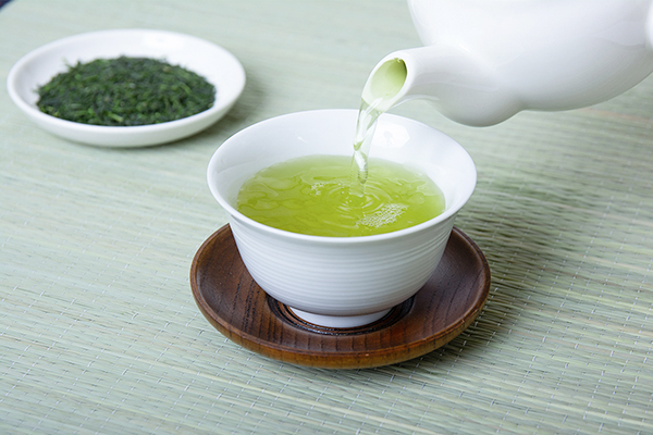 JAS有機認証の知覧茶「有機深むし茶 知覧」と鹿児島県産100%の「赤なたまめ茶」で一息いれましょう。体に健康成分が沁みわたります。