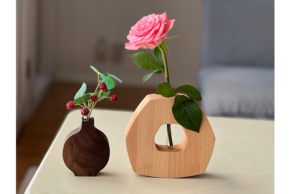 壁にくっつけることができる 「M・1輪挿しモニカ」 揺れるのがかわいい 「花器ユラユラA」