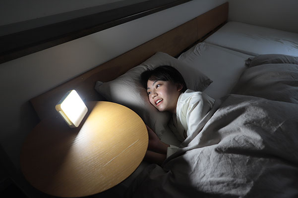 「起きられない」の悩みを光が解決！ コンパクトサイズの頼れる味方
