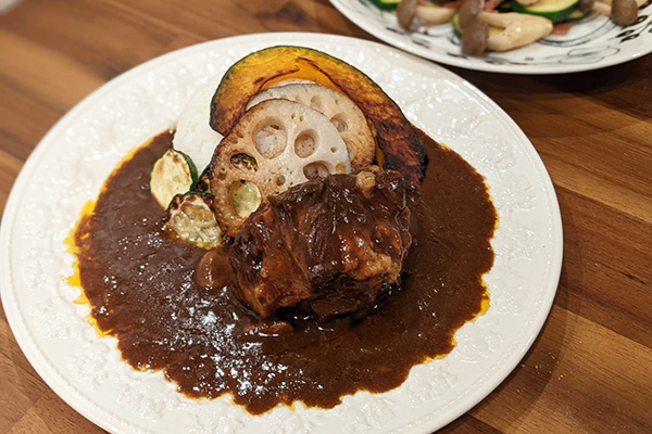 牛テール肉が丸ごと入った長崎・佐世保発の贅沢カレー「牛テールカレー Gorotto」