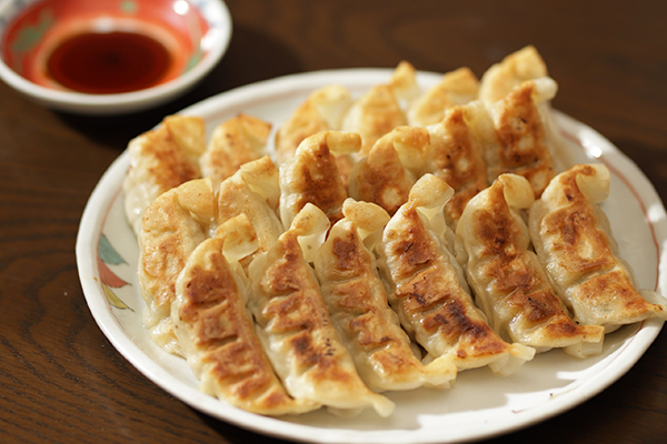 愛すべき町中華の味を家庭で! 旨みたっぷりジューシーな焼餃子とパクパクいけるひとくち餃子。