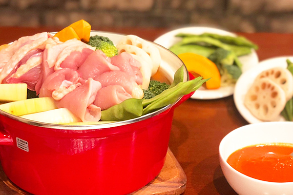 地鶏鍋×イタリアン!鮮度と手捌きにこだわる老舗鶏肉店とイタリア料理店のコラボで生まれた「地鶏のアラビアータ鍋」