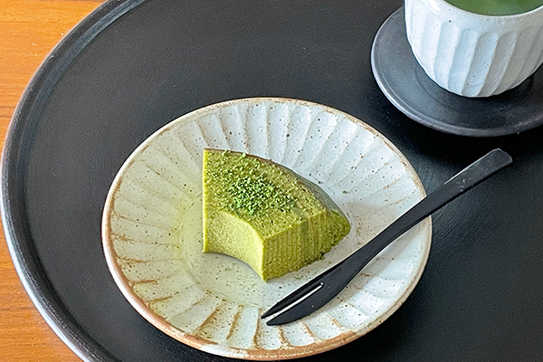 抹茶好きにはたまらない!「追い抹茶」で大人の濃い味が堪能できる、南山園の「金の抹茶ばうむ」