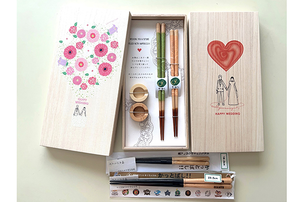 もらってうれしい老舗の塗り箸 折れたバットで作られた「かっとばし‼」、 かわいい桐箱と箸、箸置きの組み合わせ 「HAPPY WEDDING」