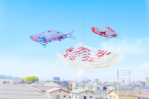 空間をゆらゆら泳ぐ姿に癒やされる!考え抜かれた仕掛けがユニークなペーパーモビール「紙にしきごい」