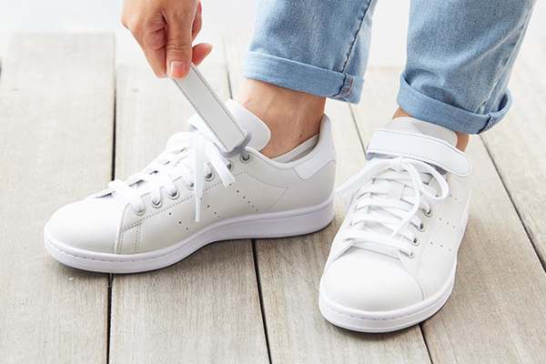 靴ひもタイプのスニーカーの脱ぎ履きが格段に楽になるアイデアグッズ「Shoe Pit(シューピット)」