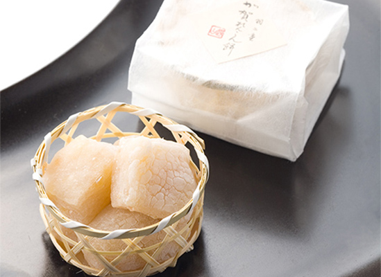 やさしい甘さがレンコンの風味を引き立てる老舗菓子店が地物素材で作る「加賀れんこん餅」