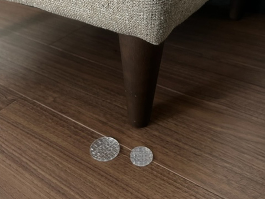 ソファー、突っ張り棒のストレス解消!滑るイライラをスマートに解決する「滑り止め」