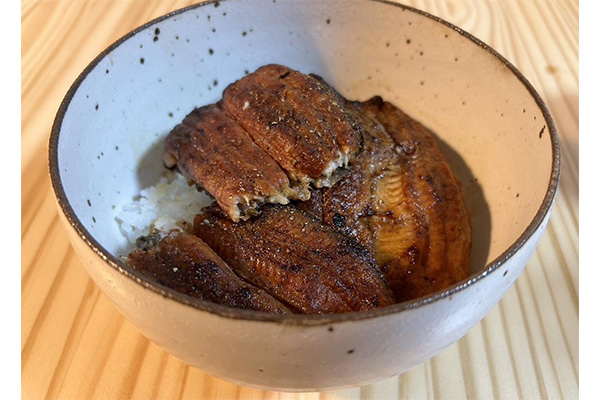 創業100年を超える伝統の味を自宅でも。割きたて、蒸したて、焼きたてを味わえる川豊本店の「真空上蒲焼」