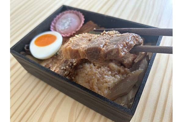 最後の一粒まで美味しいお弁当を届けるために。九州の味を楽しむ「あつぎり鹿児島黒豚角煮めし」と「復刻えびめし」