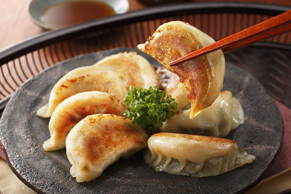 もちもちの皮に餡がぎっしりとつまり、噛むと肉汁があふれる点心点の「焼餃子」