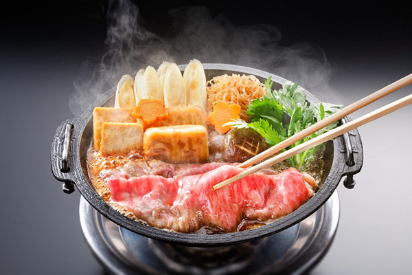 すき焼きを通じてお客様に感動を届ける。誰もが知る老舗がこだわりぬいた「黒毛和牛すき焼きセットA」