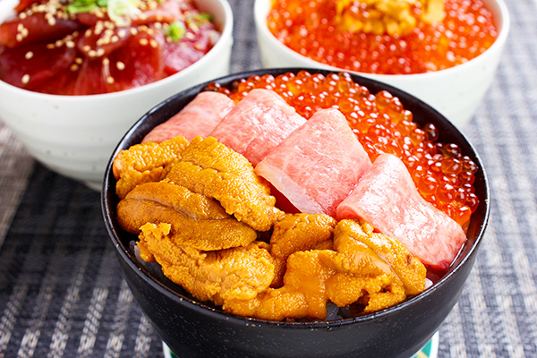 瞬間冷凍で鮮度をキープ！マグロ通販専門店が手がける「海鮮三色丼」と「漬けシリーズ」