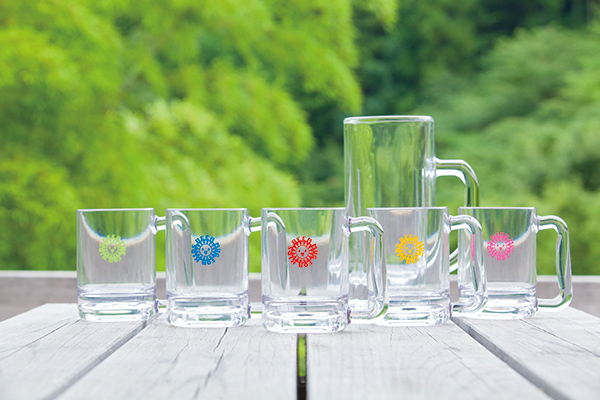 安心素材のプラスチック製子ども用ビアジョッキで、大人といっしょに、かんぱーい！