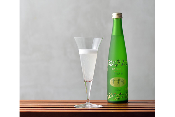白いお酒に繊細な泡が涼やか！やわらかな甘酸っぱさが口の中に広がる、スパークリング清酒のパイオニア「すず音」