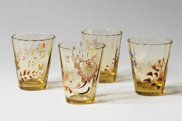 アンティーク酒器を日常に。「エミール・ガレ 小花文小酒杯」と「オールドバカラ 薔薇文リキュールボトル」