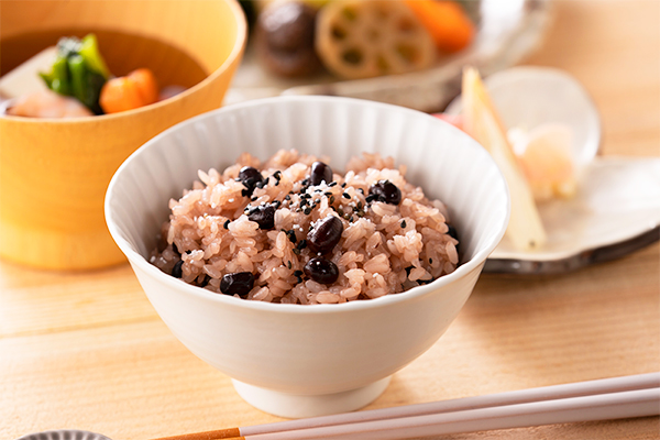 自宅で手軽に本格的な味わいを。アルファー食品の「出雲のおもてなし 丹波大納言小豆のお赤飯」