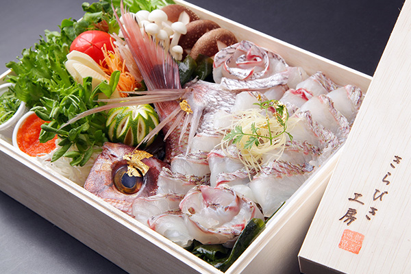 魚市場で生き締めの活魚を料亭職人が仕上げた鮮度バツグン「鯛しゃぶセット」「ハモ鍋セット」