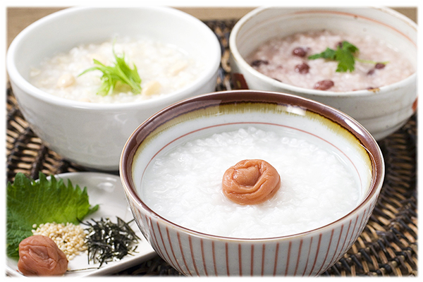 福井県産の上質なコシヒカリ米と水を使ったこだわりの味。ポテっとした食感が魅力の「永平寺朝がゆ」