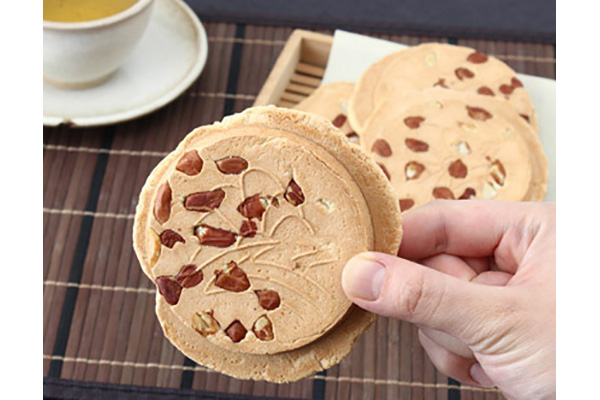 サクッとした歯ごたえと落花生の香ばしさがクセになる南部せんべい「厚焼きピーナッツ煎餅」