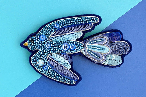 パリのメゾンに愛されるオートクチュールビーズ刺繍。幾重にも重なる光の美しさをブローチで纏って