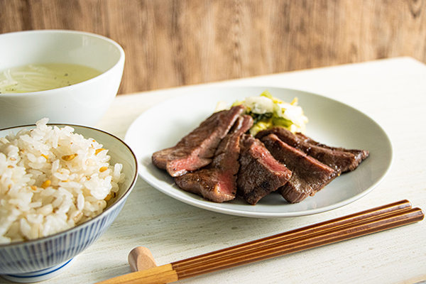 焼くだけで簡単ジューシーな「牛タン丸ごと一本塩麹熟成」お土産にぴったりのロングセラー「具の9割牛タン 牛タン仙台ラー油」