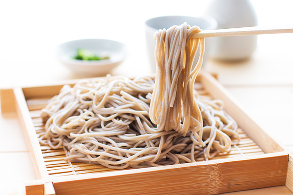 本格派そばの「出雲十割そば」と、山陰地方名産の食材でだしをとった絶品「山陰拉麺」