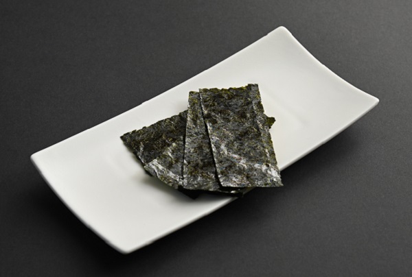 有明海産一番海苔を使用し、創業者の名を冠した高級味付け海苔「治助（じすけ）」