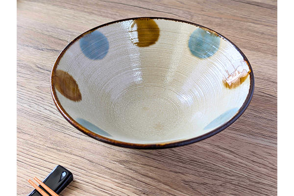 伝統の琉球陶器を暮らしの中へ。使いやすさと美しさを兼ね備えた「琉球水玉」シリーズ