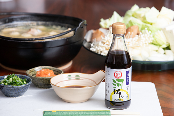 昔ながらの木桶製法がポイント。バンド活動のご縁で誕生した「河村社長の河たれ」と「河ぽん」