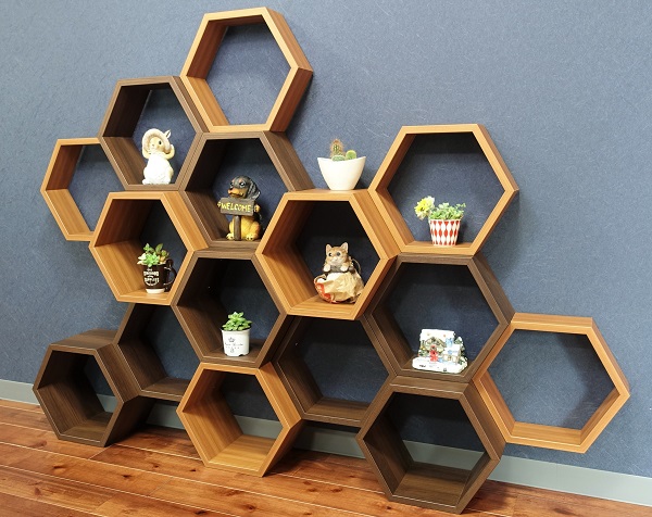 簡単に作り付け風家具が手に入る！日本のオーダーメイド技術でつくった飾り棚「Bee Rack」