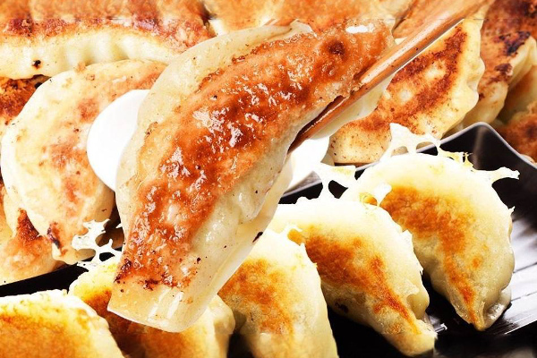 大きさもおいしさも特大！自社製造＆手作りに、とことんこだわった「ジャンボ餃子」